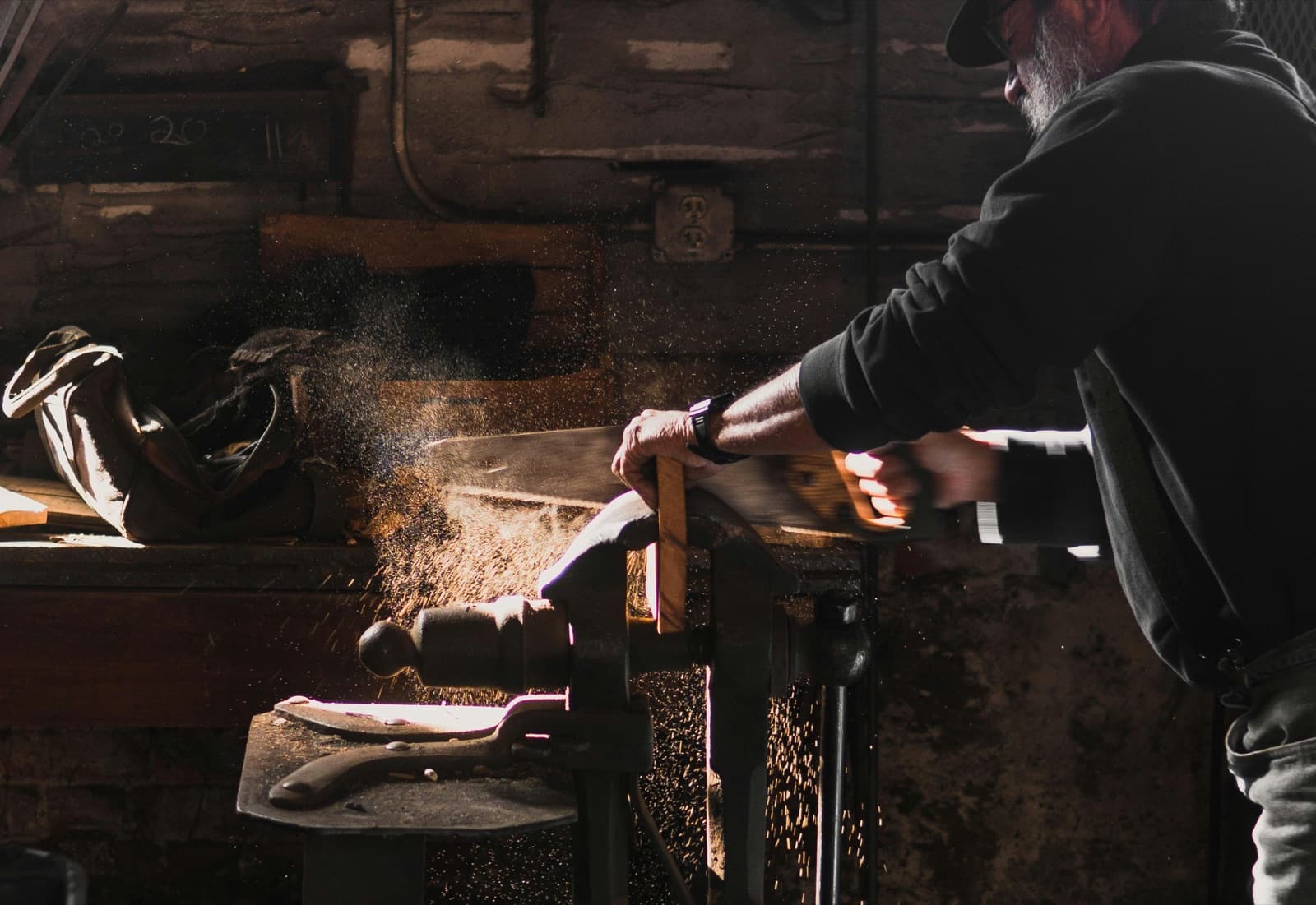Handwerker bei der Arbeit an der Werkbank